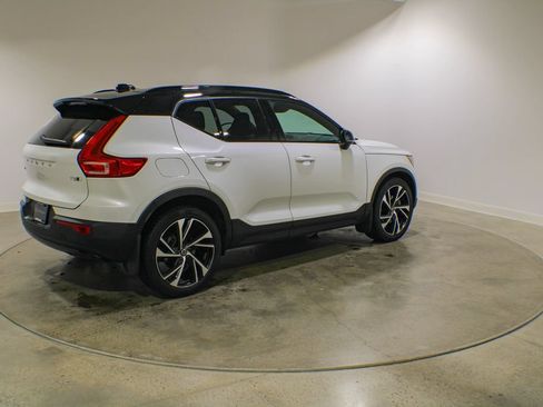 Used 2022 Volvo XC40 T5 R-Design w/ Climate Package AWD/4WD image 5