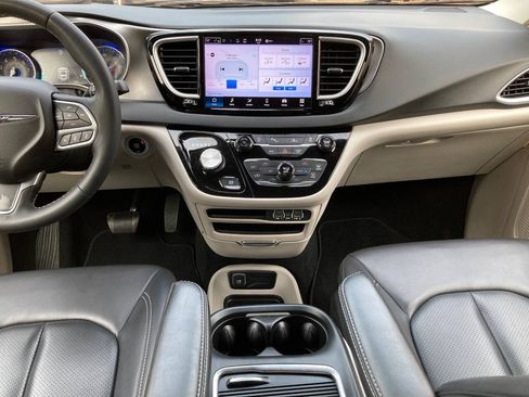 Used 2023 Chrysler Pacifica Touring-L FWD image 24