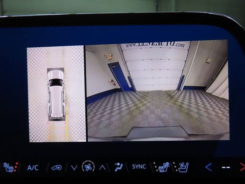 Used 2025 Chevrolet Suburban High Country image 17