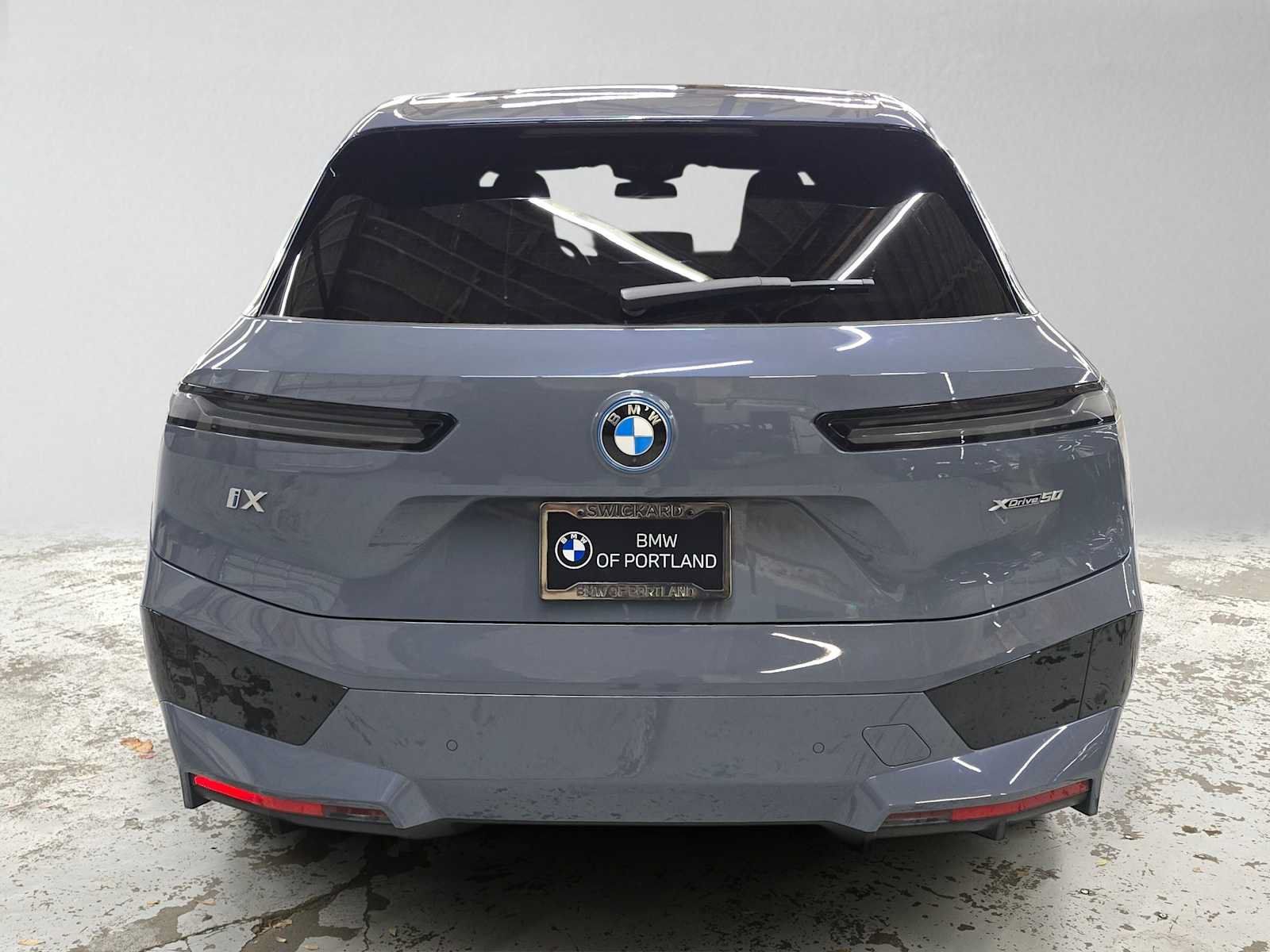 Used 2024 BMW iX xDrive50 w/ Sport Package AWD/4WD image 4