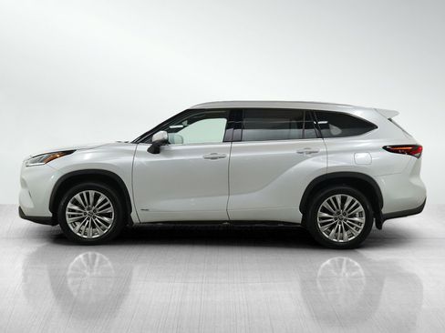 Used 2025 Toyota Highlander Platinum AWD/4WD image 2
