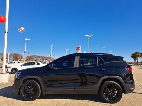 Used 2023 GMC Terrain SLE w/ Driver Convenience Package image 8