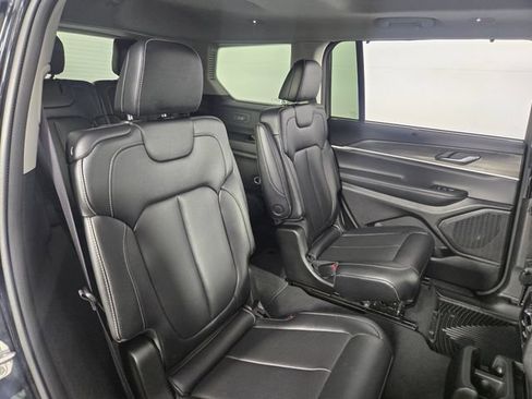 Used 2023 Jeep Grand Cherokee L Limited w/ Luxury Tech Group II AWD/4WD image 18