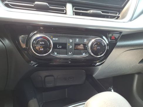 Used 2025 Chevrolet Trax LT w/ LT Convenience Package FWD image 19
