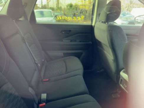 Used 2025 Nissan Pathfinder SV image 9