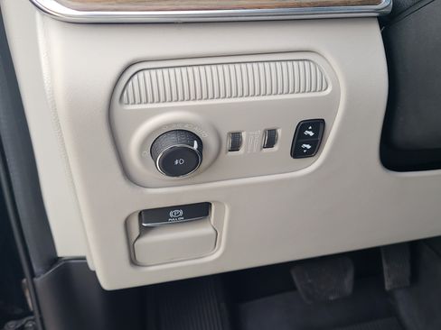 Used 2023 Jeep Grand Wagoneer L Series II w/ Premium Group II AWD/4WD image 21