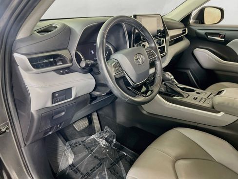 Used 2021 Toyota Highlander XLE AWD/4WD image 9
