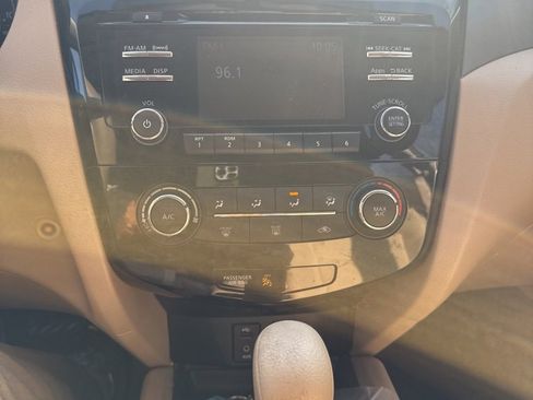 Used 2015 Nissan Rogue S image 16