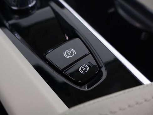 Used 2025 Volvo XC60 B5 Ultra w/ Protection Package Premier image 18