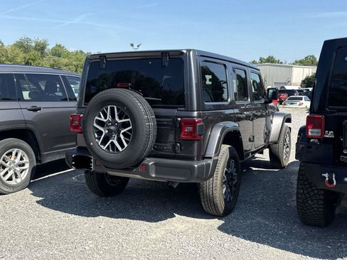 Used 2025 Jeep Wrangler Unlimited Sahara AWD/4WD image 4