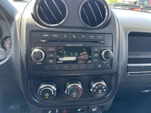 Used 2017 Jeep Patriot Latitude AWD/4WD image 56
