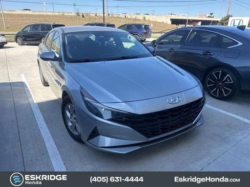 Used 2021 Hyundai Elantra SE image 2
