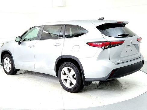 Used 2023 Toyota Highlander LE AWD/4WD image 4