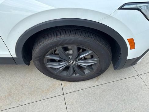 Used 2024 Volkswagen Tiguan SE AWD/4WD image 9