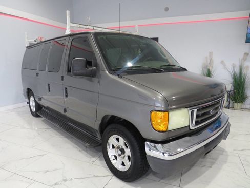 Used 2005 Ford E-150 and Econoline 150 Wagon image 2