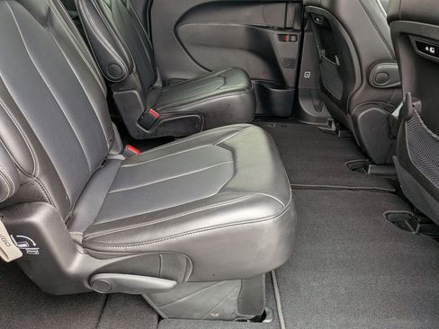 Used 2025 Chrysler Pacifica Select image 28