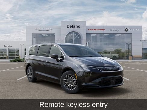 New 2027 Chrysler Pacifica Limited FWD image 5