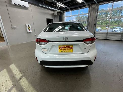 Used 2022 Toyota Corolla LE FWD image 4
