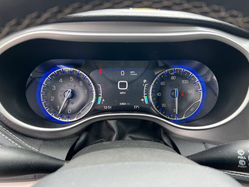 Certified 2024 Chrysler Pacifica Touring-L image 35