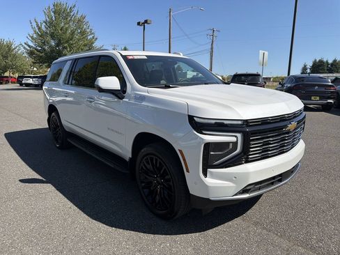 Used 2025 Chevrolet Suburban High Country w/ Sun And Tow Package AWD/4WD image 3