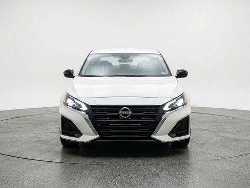 Used 2025 Nissan Altima 2.5 SV FWD image 2