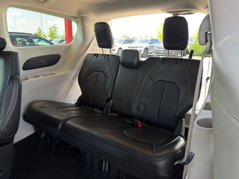 Used 2024 Chrysler Pacifica Touring-L FWD image 27