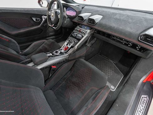 Used 2018 Lamborghini Huracan Performante AWD/4WD image 2