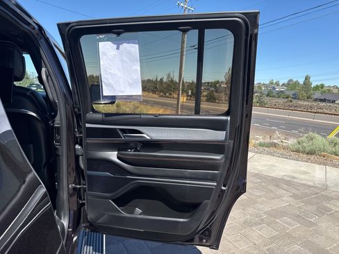 Used 2023 Jeep Grand Wagoneer Series III w/ Rear-Seat Entertainment Group image 14