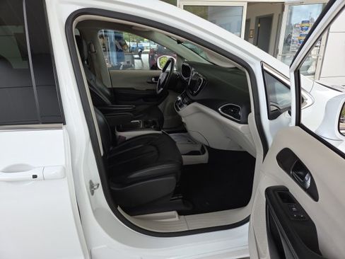 Used 2022 Chrysler Pacifica Touring-L image 43