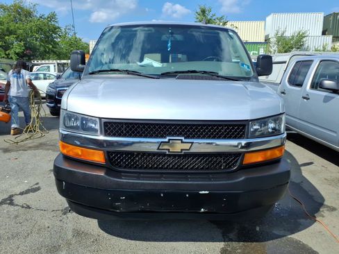Used 2018 Chevrolet Express 3500 LS RWD image 2
