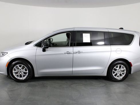 Used 2024 Chrysler Pacifica Touring-L image 9
