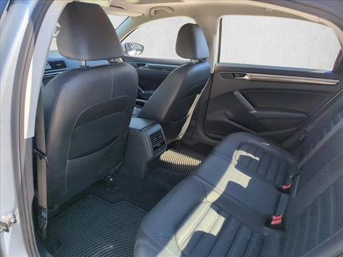 Used 2018 Volkswagen Passat 2.0T SEL Premium image 19