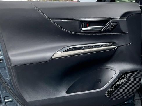 Used 2021 Toyota Venza XLE image 21