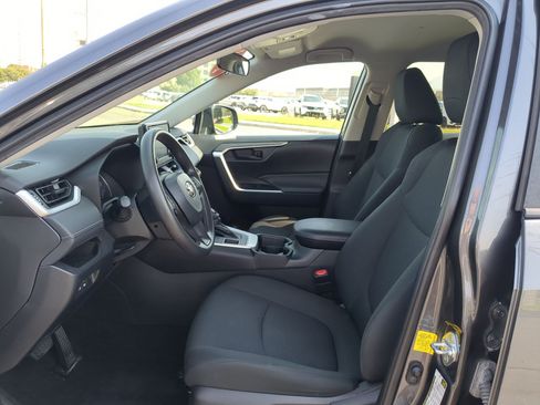 Used 2021 Toyota RAV4 LE w/ Carpet Mat Package (TMS) AWD/4WD image 23