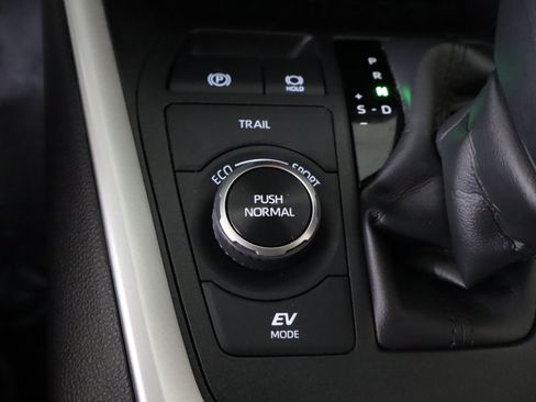 Used 2025 Toyota RAV4 XLE w/ Convenience Package AWD/4WD image 18