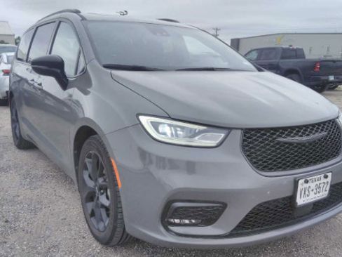 Used 2025 Chrysler Pacifica Limited FWD image 3