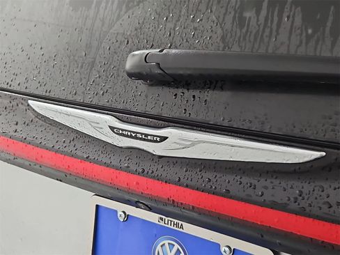 Used 2024 Chrysler Pacifica Touring-L image 11