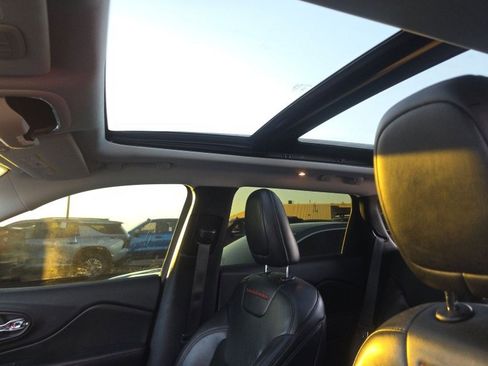 Used 2019 Jeep Cherokee Trailhawk w/ Comfort/Convenience Group image 15