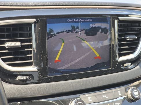 Used 2018 Chrysler Pacifica Touring-L w/ Premium Audio Group FWD image 3