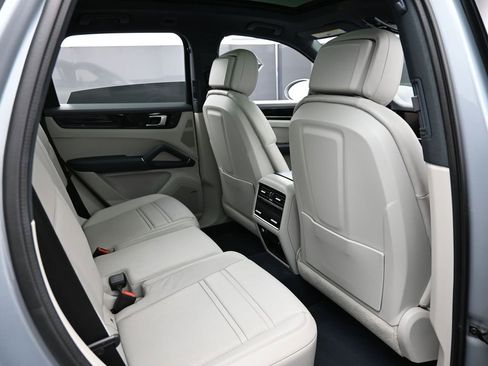 Certified 2021 Porsche Cayenne S image 28