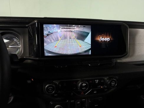 Used 2024 Jeep Wrangler Unlimited AWD/4WD image 17