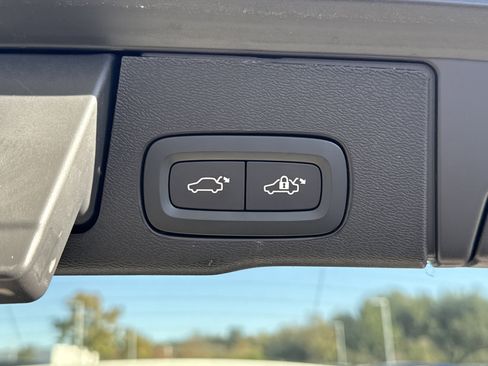 Used 2025 Volvo XC60 B5 Plus image 37