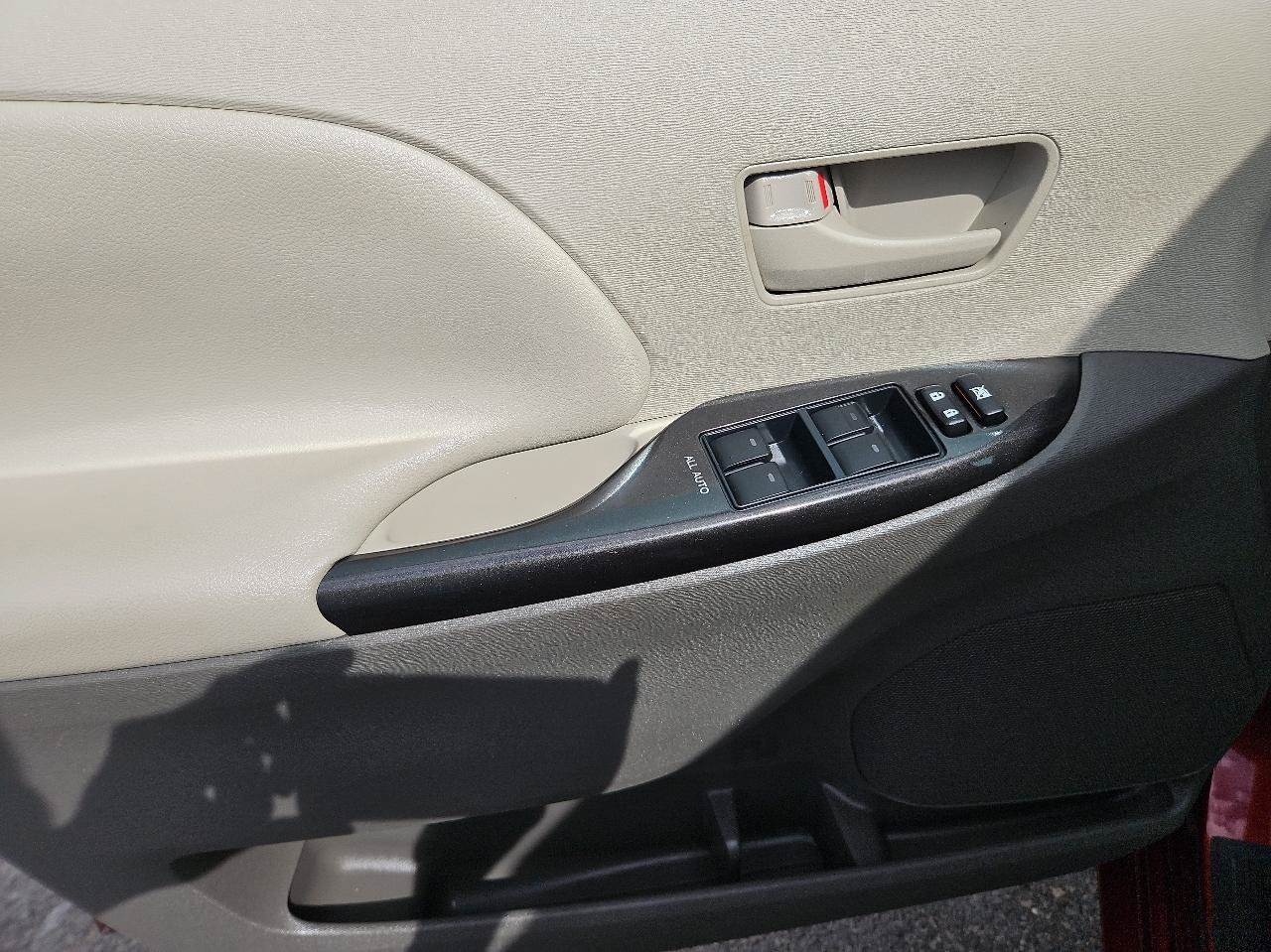 Used 2011 Toyota Sienna LE FWD image 14