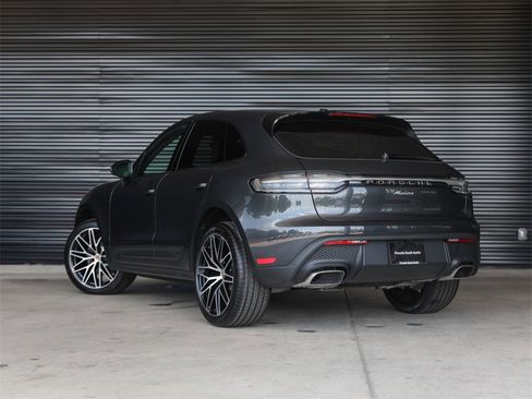 Certified 2025 Porsche Macan image 3