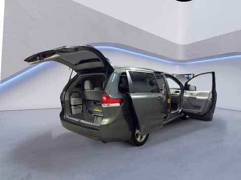 Used 2014 Toyota Sienna LE image 12