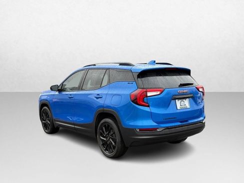 Used 2024 GMC Terrain SLE w/ Driver Convenience Package image 4