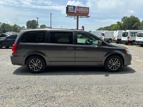 Used 2017 Dodge Grand Caravan SXT FWD image 5