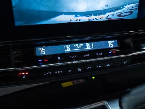 Certified 2025 Toyota Sienna XLE FWD image 26
