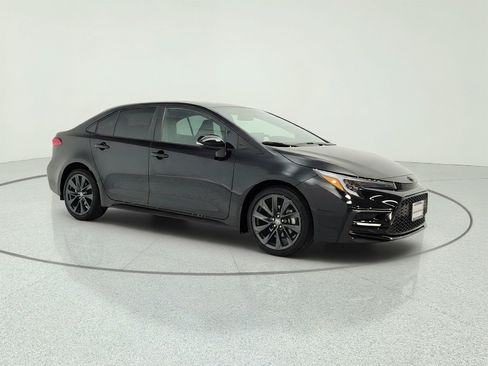 Used 2025 Toyota Corolla SE w/ SE Premium Package FWD image 3