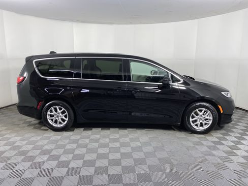 Used 2024 Chrysler Pacifica Touring-L image 6